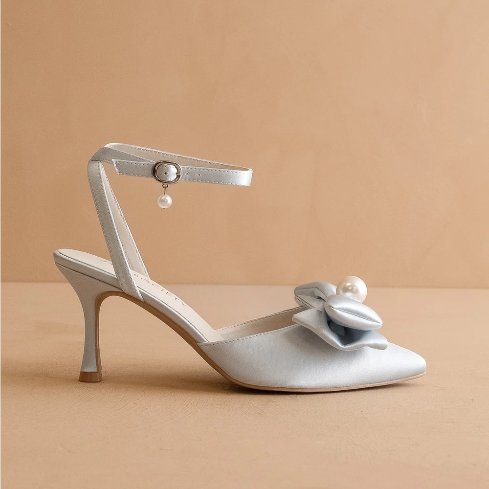 Chic Pearl-Adorned Heels in Soft Gray